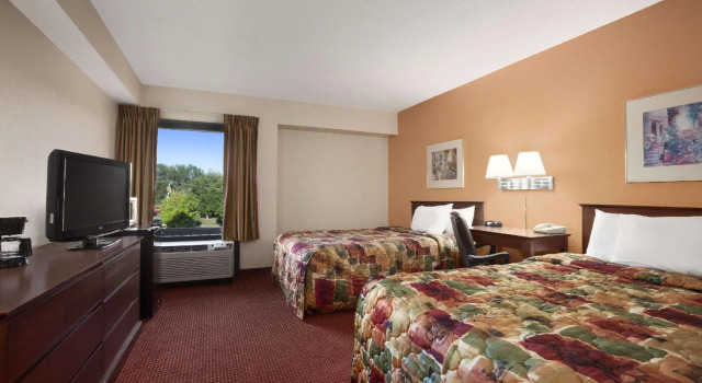 Четырёхместный номер Standard Days Inn & Suites by Wyndham Cedar Rapids