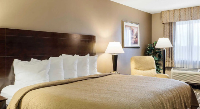 Люкс Quality Inn & Suites Watertown near Prairie Lakes Ice Arena