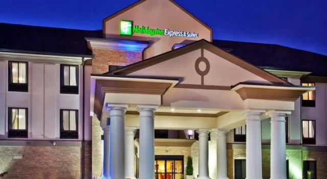 Кровать в общем номере Holiday Inn Express Hotel & Suites Crawfordsville by IHG