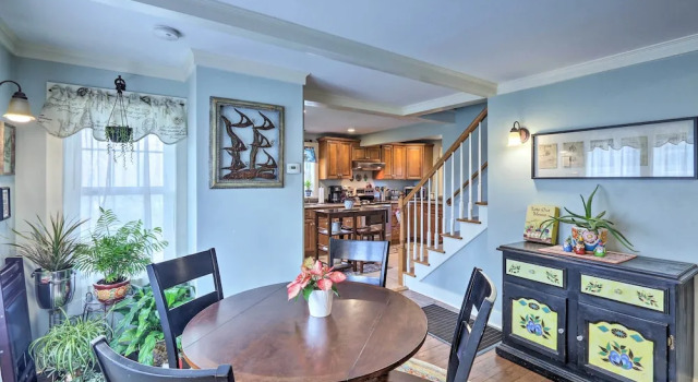 Remodeled Farmhouse in Waterford Near 2 Beaches!, Buchen Sie Hotel Waterford Connecticut