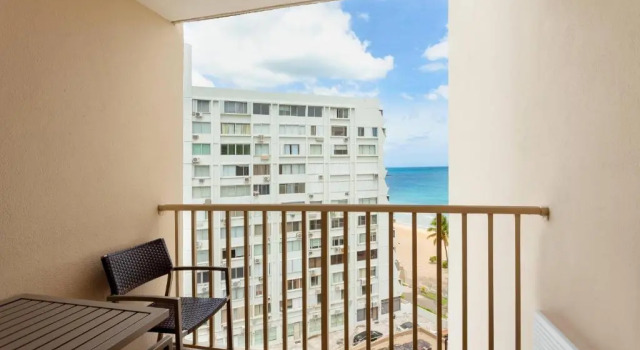 Четырёхместный номер Standard с балконом и с частичным видом на океан Marriott Isla Verde Beach Resort