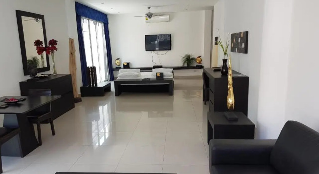 Люкс с видом на сад East Suites