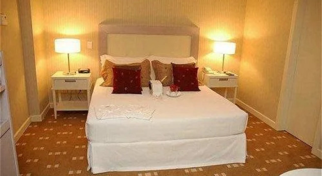 Crowne Plaza Curitiba, Забронировать Отель Отели Куритиба 4 звезды, рядом с Театр Барракан, 4*