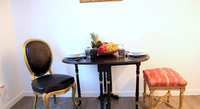 Apartment Center-2 Steps From SEA-Kitchen-Wifi-Air conditioning, Забронировать Апартаменты/квартира Отели Ниццы с парковкой, Парковка
