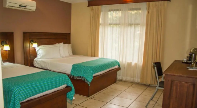 Четырёхместный номер Standard La Riviera Hotel