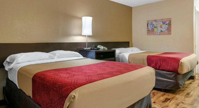 Четырёхместный номер Standard Econo Lodge Sebring