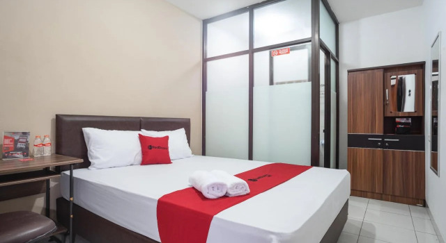 RedDoorz near Eka Hospital BSD City, Réserver Hôtel South Tangerang Banten