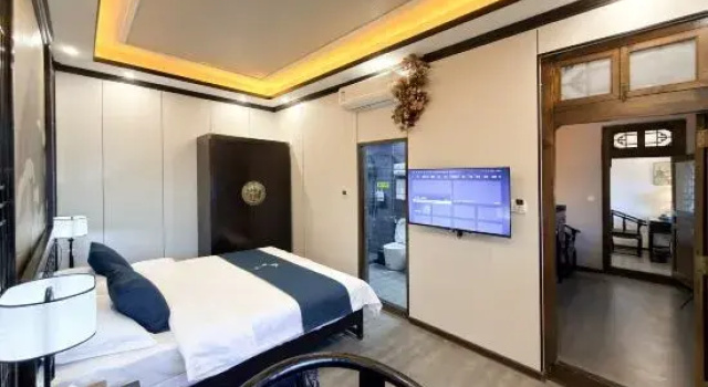 Семейный люкс Deluxe Home Inn (Mangshi South Bus Station)