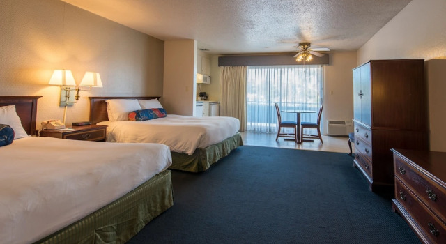 Четырёхместный номер Standard Coral Reef Inn & Condo Suites