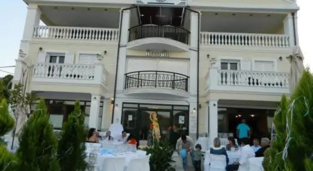 Arcadia Suites and Spa, Забронировать Курортный отель Отели Пороса с бассейном, Бассейн