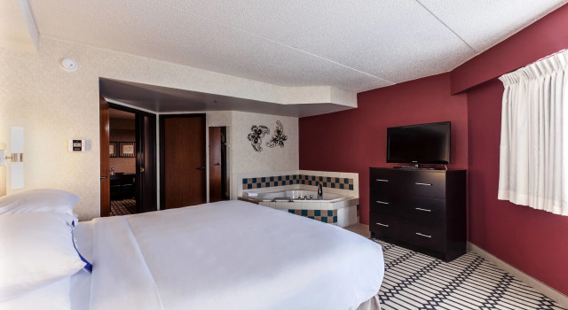 Ramada Plaza and Suites - Fargo, Book Hotel Fargo North Dakota