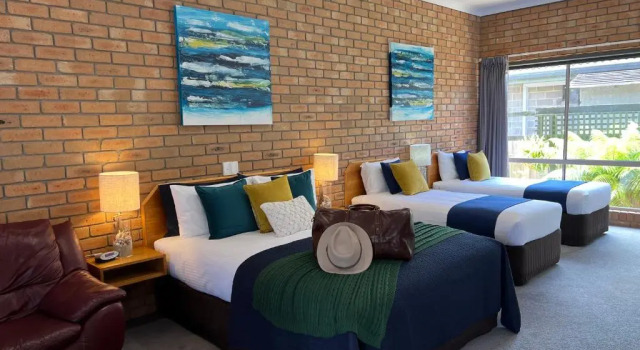 Четырёхместный номер Deluxe Coastal Waters Motor Inn