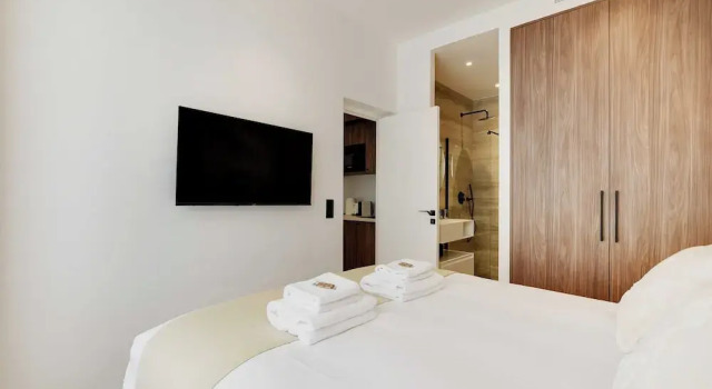 Newly Refurbished Flat in Heart of 18th District, Забронировать Отель Отели Парижа с парковкой, рядом с Les Orgues de Flandre, Парковка