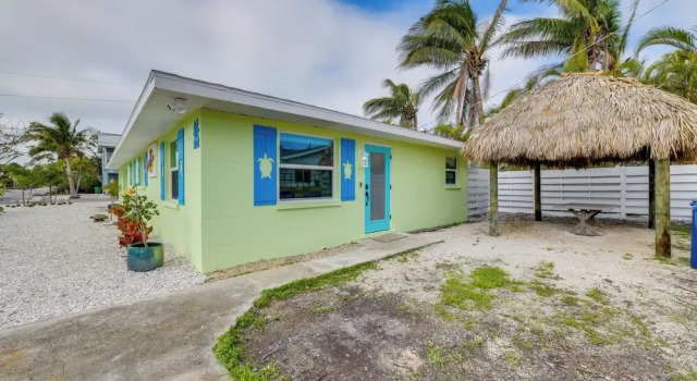 Апартаменты Fish, Swim & Unwind: Anna Maria Apt Steps to Beach