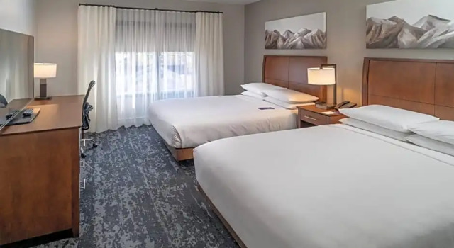 Четырёхместный люкс Executive Delta Hotels by Marriott Huntington Mall