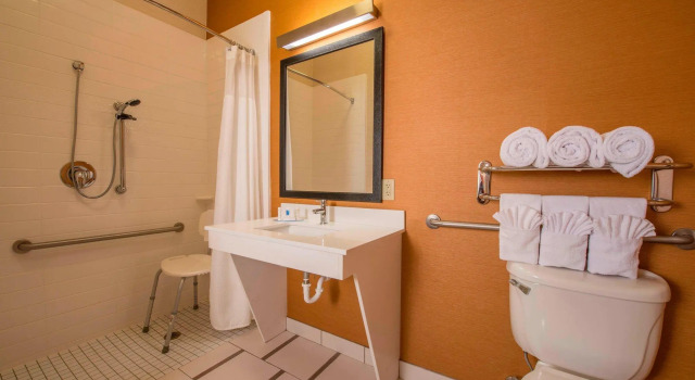 Четырёхместный номер Standard Fairfield Inn & Suites by Marriott Greenwood