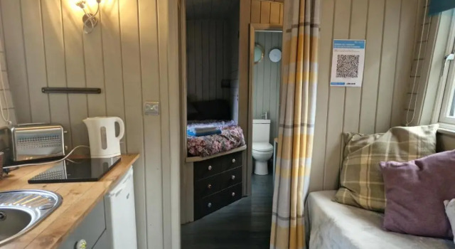 Cabin - Sleeps 2 hot tub & Parking