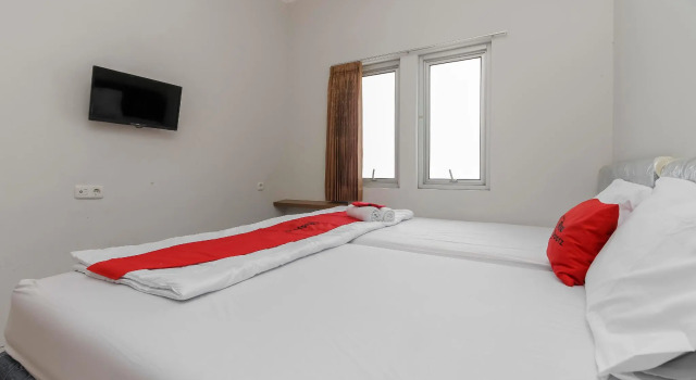 RedDoorz near Central Park Mall, Book Hotel Grogol Jakarta