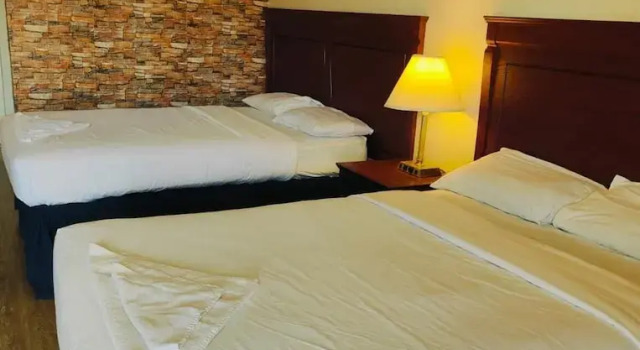 Четырёхместный номер Standard Цокольный этаж с балконом Niagara's Best Inn