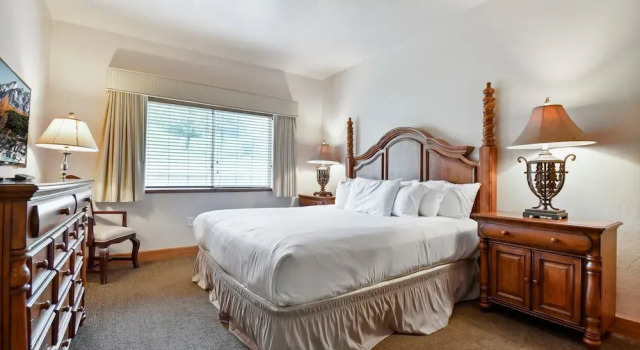 Villa 1041 3 Bed 3 Bath Full Kitchen 3 Bedroom Villa, Rezerwuj Willa Hotele w Midway z parkingiem, Parking