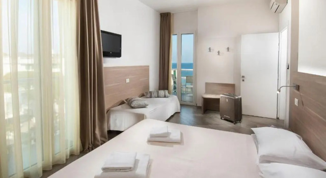 Четырёхместный номер Standard с балконом Hotel Atlantic & Spa