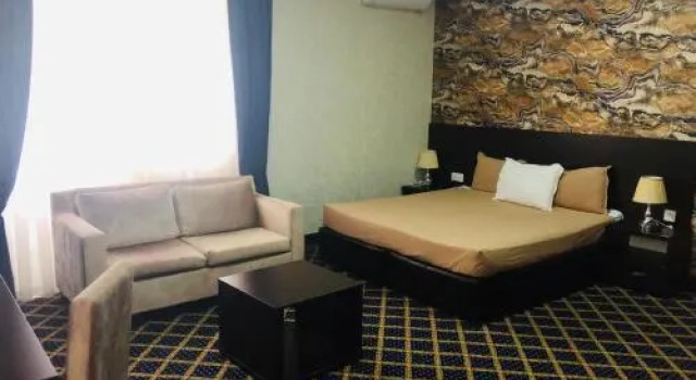 Kristal Hotel, Boek Hotel Bina Bakoe