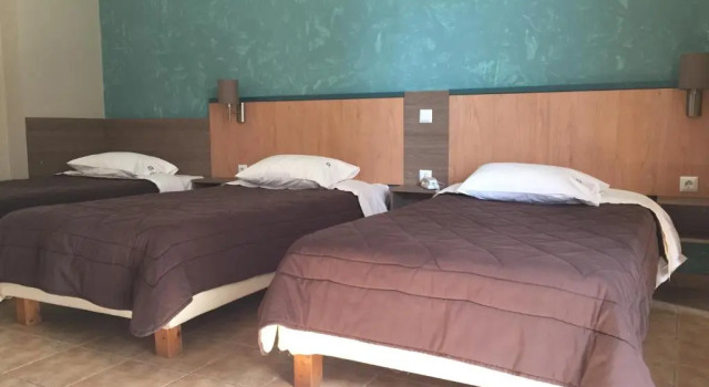 Четырёхместный номер Standard с балконом Hotel Ostria