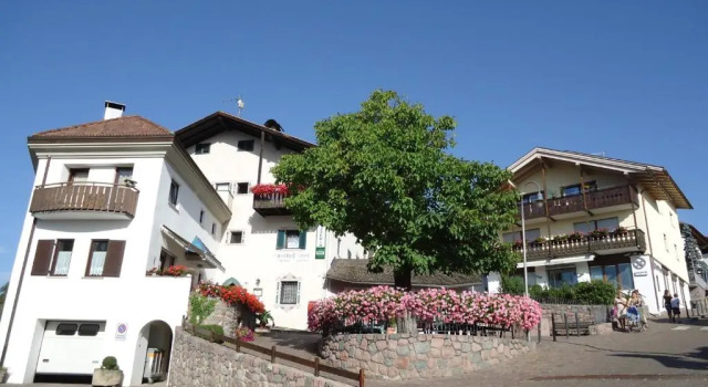 Gasthof zum Roessl, Забронировать Отель Отели Сан-Дженезио-Атезино с парковкой, Парковка