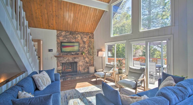 Stunning Lake Arrowhead Home: Decks & Hot Tub, Забронировать Дом для отпуска Виллы Лейк-Эрроухэд, Вилла