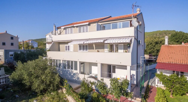 Apartment Milivoj, Забронировать Апартаменты/квартира Отели Трибунь с парковкой, рядом с Пристань для яхт Трибуни, Парковка