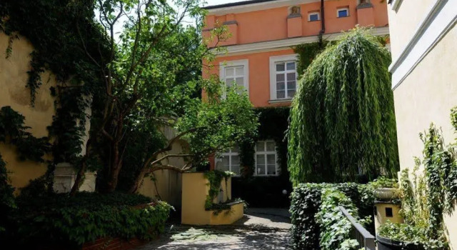Pvh Charming Flats Vlasska, Забронировать Отель Отели Праги с парковкой, рядом с Театр Svanda, Парковка