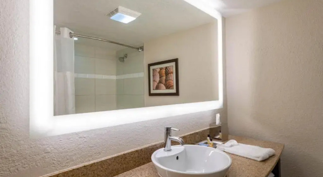 Номер Standard с видом на бассейн Wyndham Boca Raton Hotel