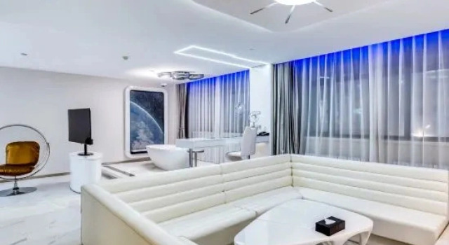 Люкс Deluxe Crystal Orange Hotel (Dandong Zhongchao Yalu River Bridge Jiangjing Shop)