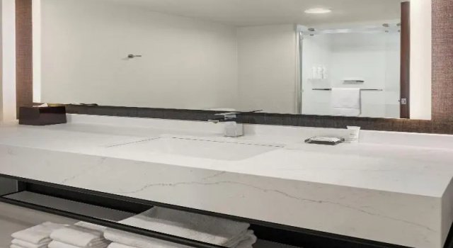 Четырёхместный номер Standard Marriott Bloomington Normal Hotel and Conference Center