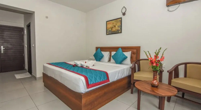 Двухместный номер Deluxe с балконом и с видом на город Suraksha Stay Whitefield Hotel