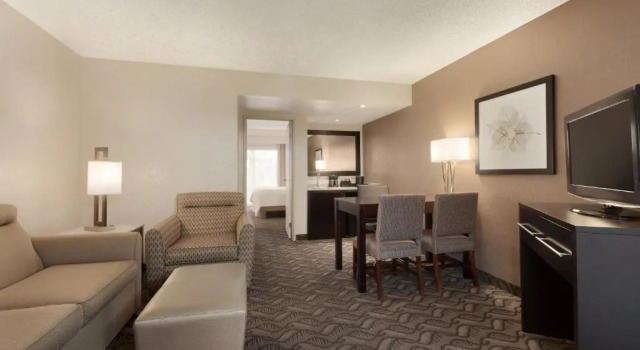 Двухместный люкс Mobility/​Hearing Accessible Embassy Suites by Hilton Arcadia-Pasadena Area