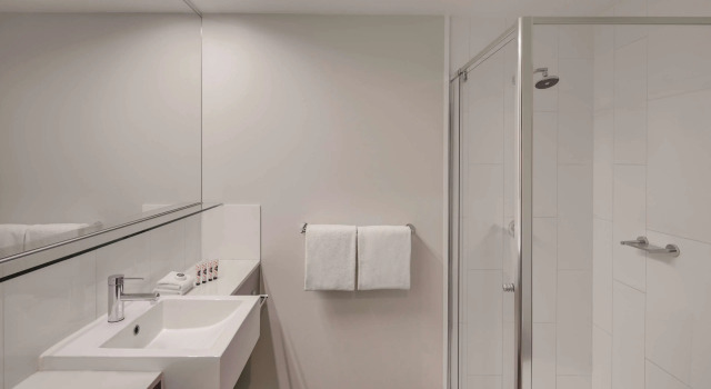 Трёхместный номер Guest Travelodge Hotel Melbourne Docklands