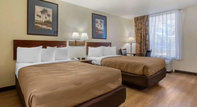 Четырёхместный номер Standard Quality Inn At Town Center