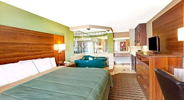 Люкс Deluxe Days Inn by Wyndham Conover-Hickory