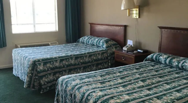 Четырёхместный номер Standard McCaig Motel