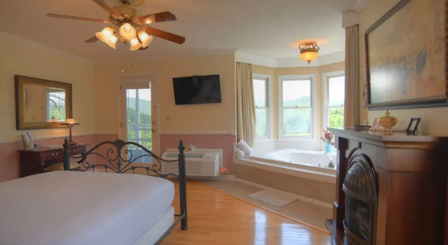 Двухместный номер Deluxe с балконом и с видом на горы Blue Mountain Mist Country Inn