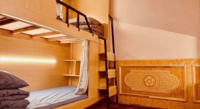Кровать в общем номере (мужской номер) Good Morning&Gumaoning International Chain Hostel Of Kashgar City-古猫宁国际青年旅舍