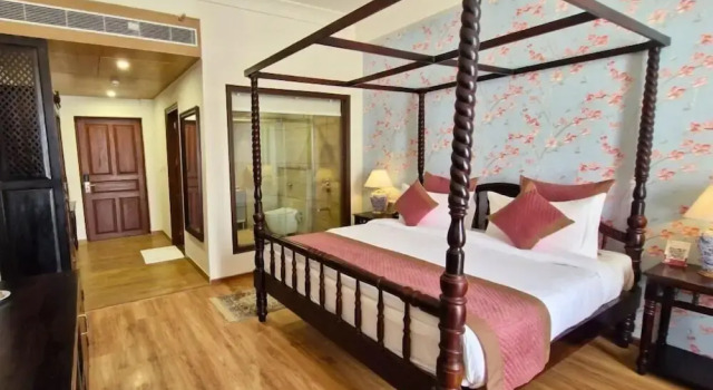 Hotel Raj Vilas The Palace, Забронировать Отель Отели Орчха с бассейном, Бассейн
