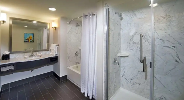 Люкс с 2 комнатами с балконом и с видом на воду Hilton Garden Inn Charleston Waterfront/Downtown