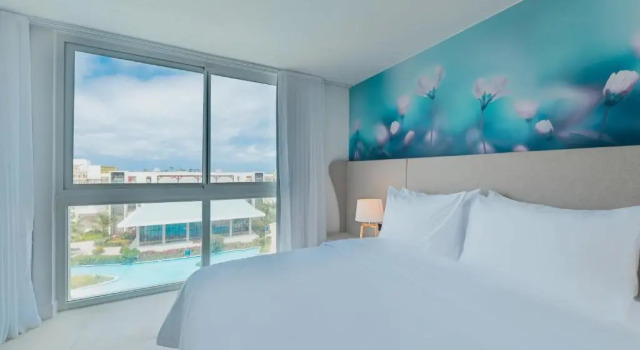 1 soveværelse i dobbelt suite med udsigt over poolen Radisson Blu Aruba