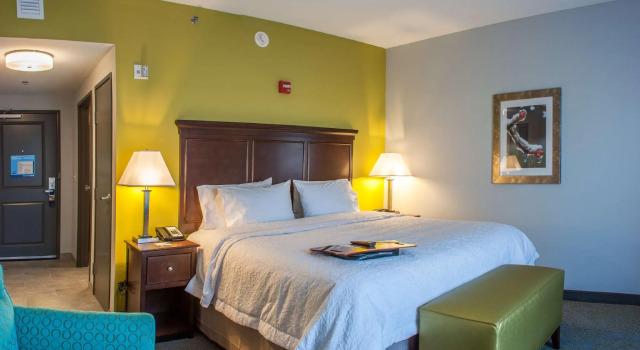 Двухместный номер Premium Hampton Inn & Suites Mishawaka/South Bend at Heritage Square