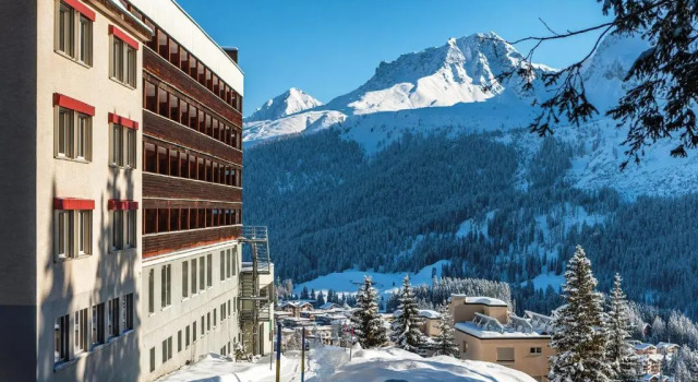 Кровать в общем номере Arosa Mountain Lodge