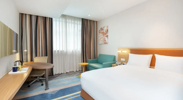 Двухместный номер Standard Extra Floor Space Отель Holiday Inn Express SHANGHAI ZHENPING by IHG