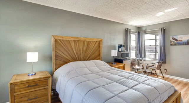 Steps to Bagnell Strip: 8-unit Base w/ Heated Pool, Book Feriehus Lake Ozark USA