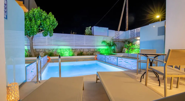 Полулюкс Stay Helios - Aparts & Pool Suites
